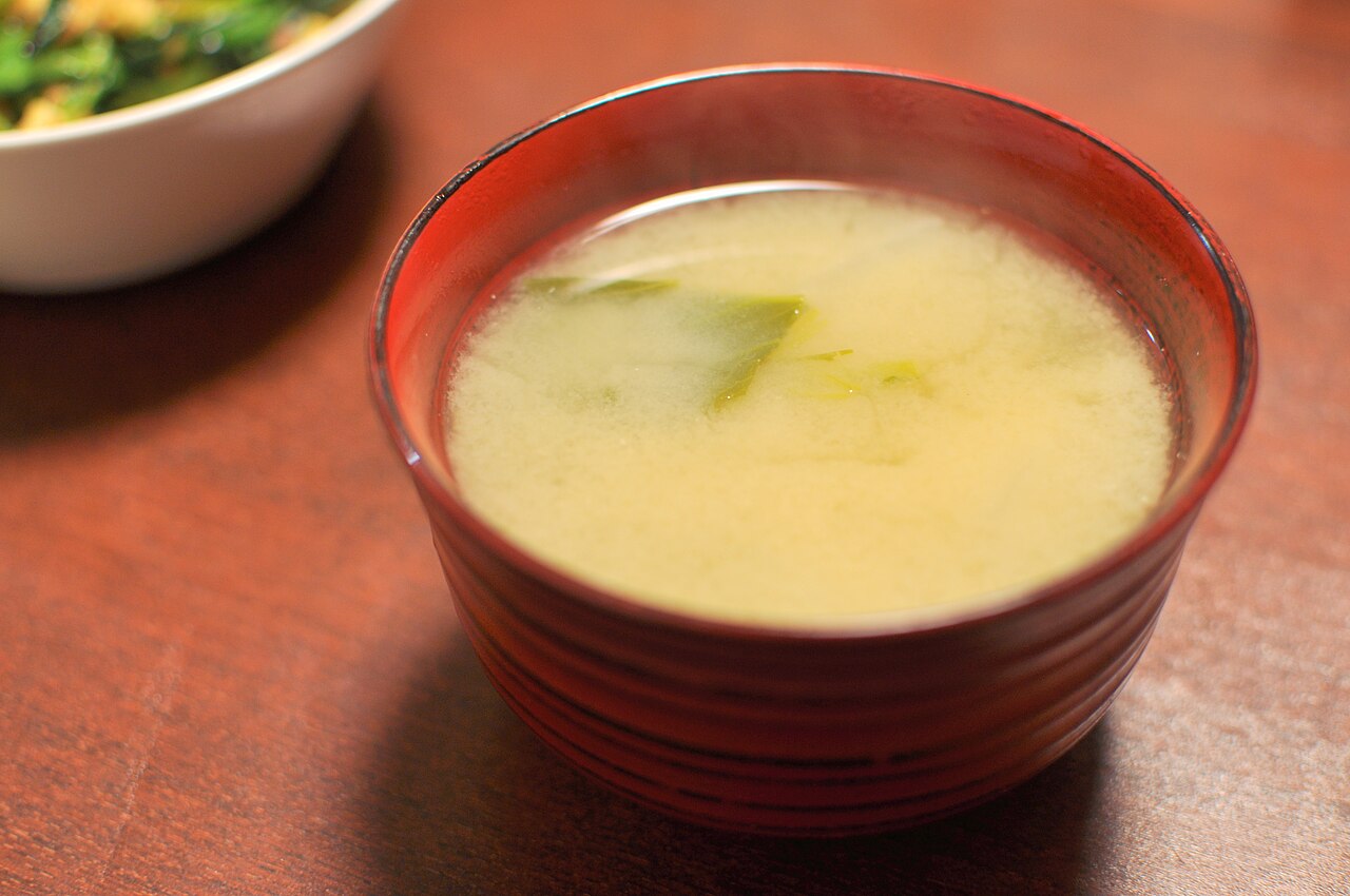 お椀に入った味噌汁