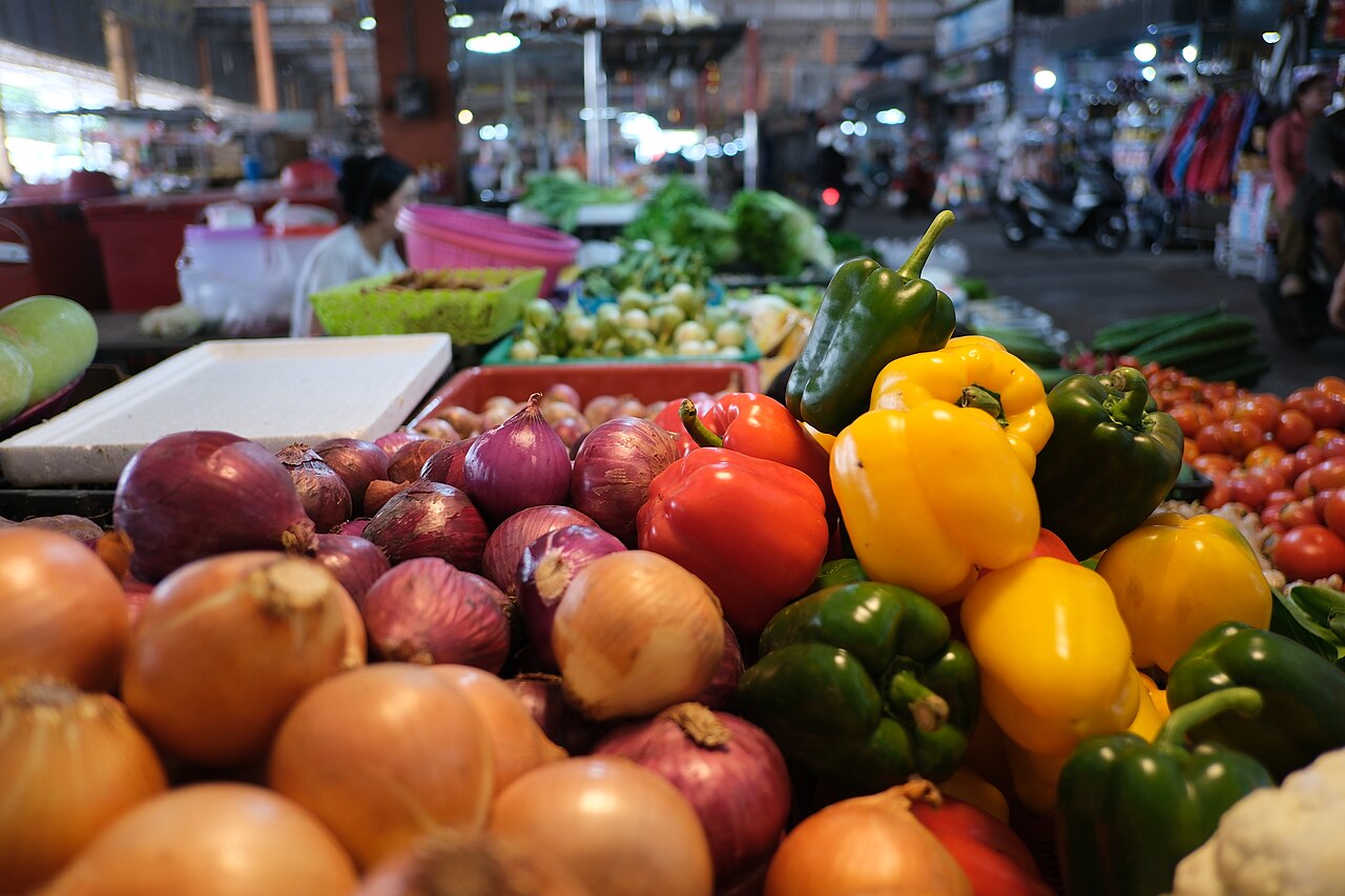 色とりどりの野菜が並ぶ市場の売り場