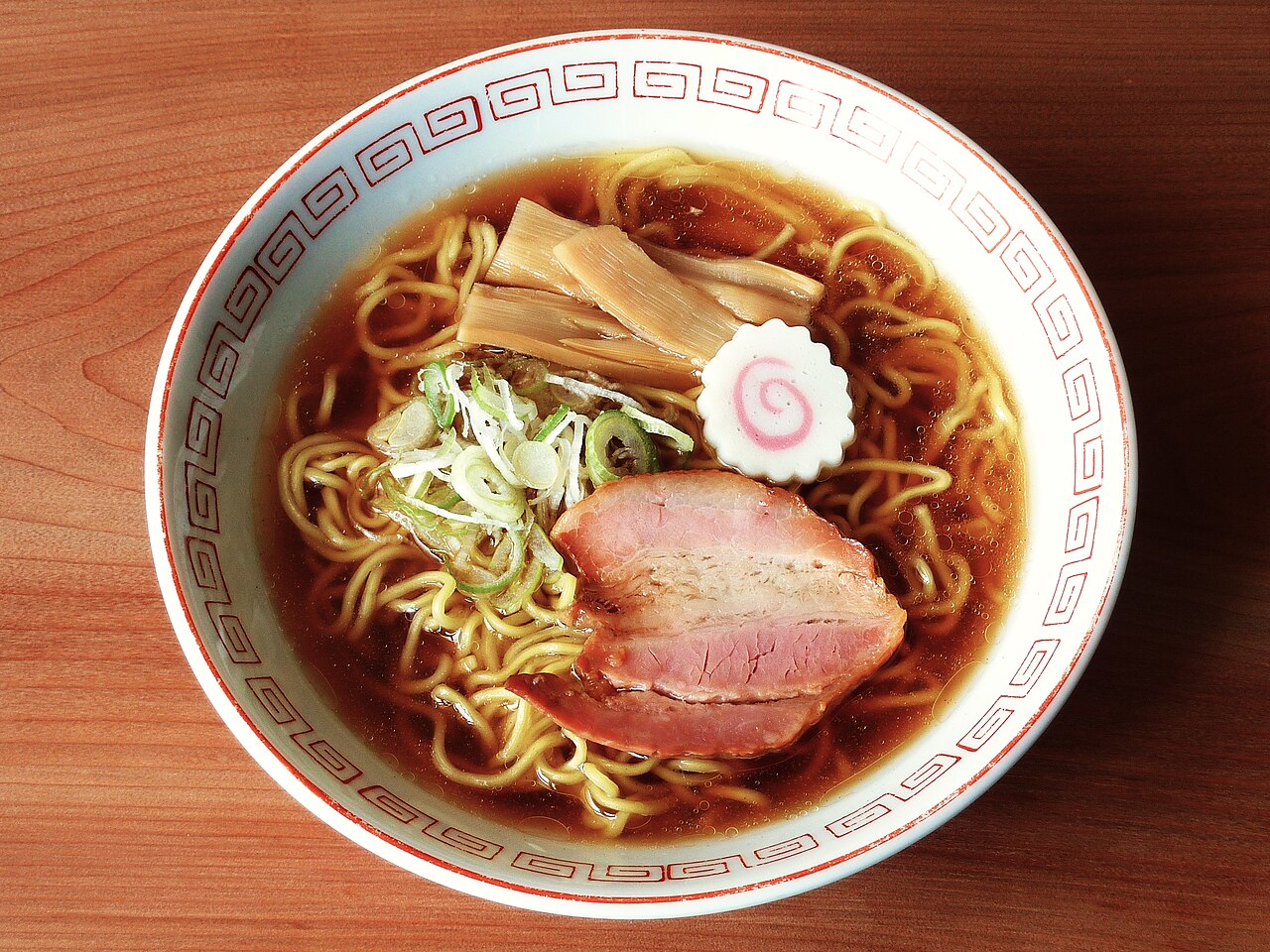 丼に盛られた醤油ラーメン