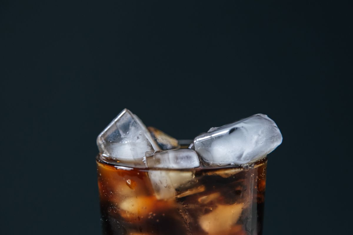 氷の入ったグラスに注がれた炭酸飲料